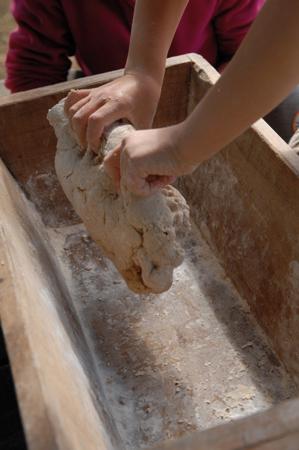 Veillée trappeurs au Pays des traces, fabrication du pain.