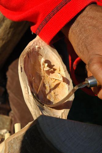 Formation bois adulte au Pays des traces, couteau à sculpter.