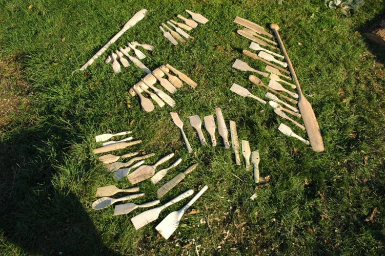 Formation bois adulte au Pays des traces, spatules réalisées.